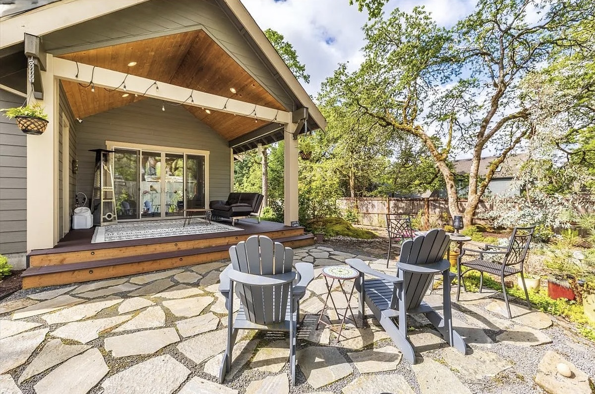 Covered patio and outdoor living area built by Kavkaz Construction in the Portland, Oregon area